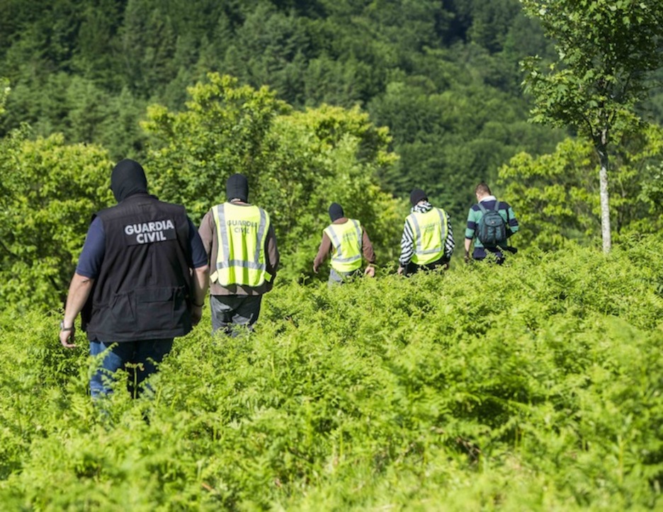 Guardia zibilak Aritxulegin ibili dira goiz guztian. (Gorka RUBIO/ARGAZKI PRESS)