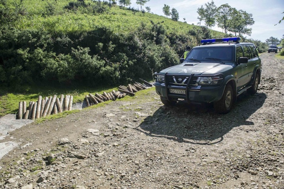 Patrol bat eta hesolak pistaren bazterrean. (Gorka RUBIO/ARGAZKI PRESS)