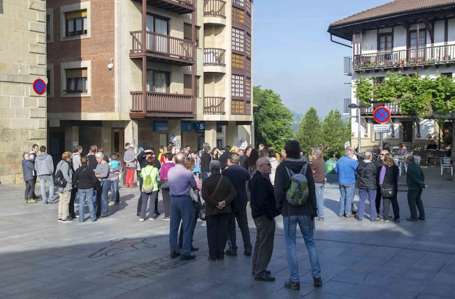 Oiartzunen jende mordoa bildu da plazan operazioa salatzeko. (Gorka RUBIO/ARGAZKI PRESS)