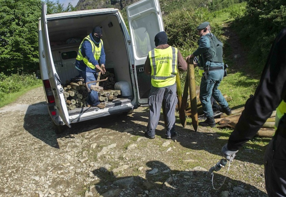 Hesolak furgonetan sartzen. (Gorka RUBIO/ARGAZKI PRESS)