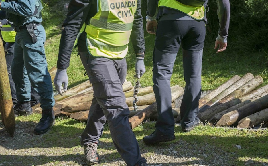 Guardia zibil bat, hesoletatik kendutako txapekin. (Gorka RUBIO/ARGAZKI PRESS)