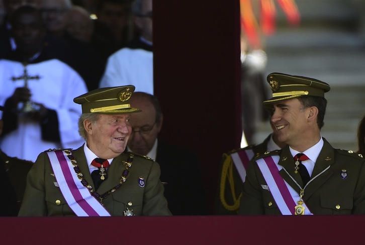 Juan Carlos de Borbón y su hijo Felipe, en una ceremonia militar. (Pierre-Philippe MARCOU / AFP PHOTO)