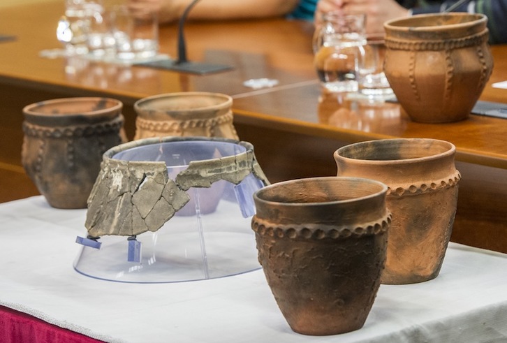 San Adrianen aurkitutako zeramiketako batzuk erakutsi dituzte. (Gorka RUBIO/ARGAZKI PRESS)