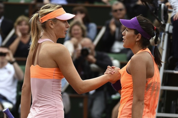 Sharapova y Muguruza se saludan al término del choque. (Pascal GUYOT / AFP PHOTO)