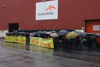 Arcelor Mittal enpresaren aurrean egin dute elkarretaratzea. (Gotzon ARANBURU/ARGAZKI PRESS)