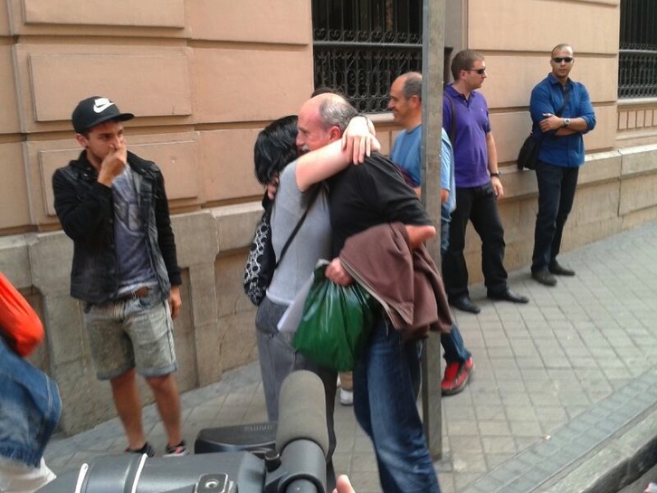 Xabier Iragorri recibe el abrazo de sus allegados a su salida de la Audiencia Nacional. (@albertopradilla)
