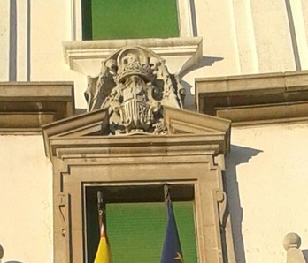 Fotografía tomada el 3 de junio en el consulado de Tetúan, con el Águila de San Juan en su fachada. (NAIZ.INFO)