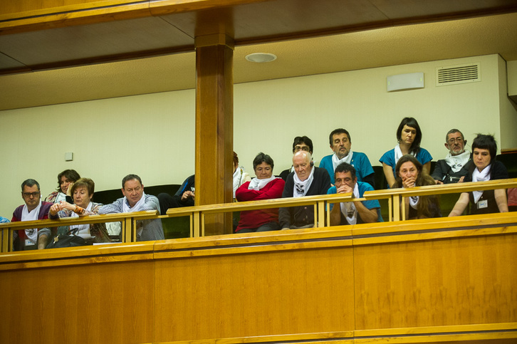 Familiares de presos han presenciado la sesión en la Cámara autonómica. (ARGAZKI PRESS)