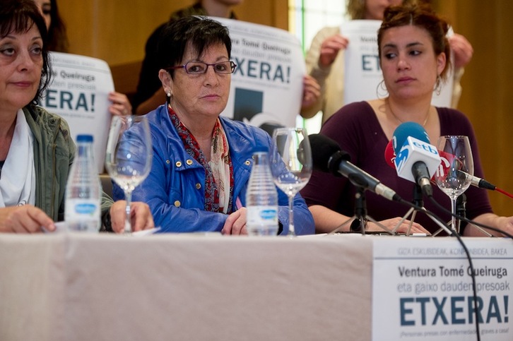 La compañera de Ventura Tomé, Kristina García, ha comparecido arropada por miembros de Etxerat. (Iñigo URIZ/ARGAZKI PRESS)