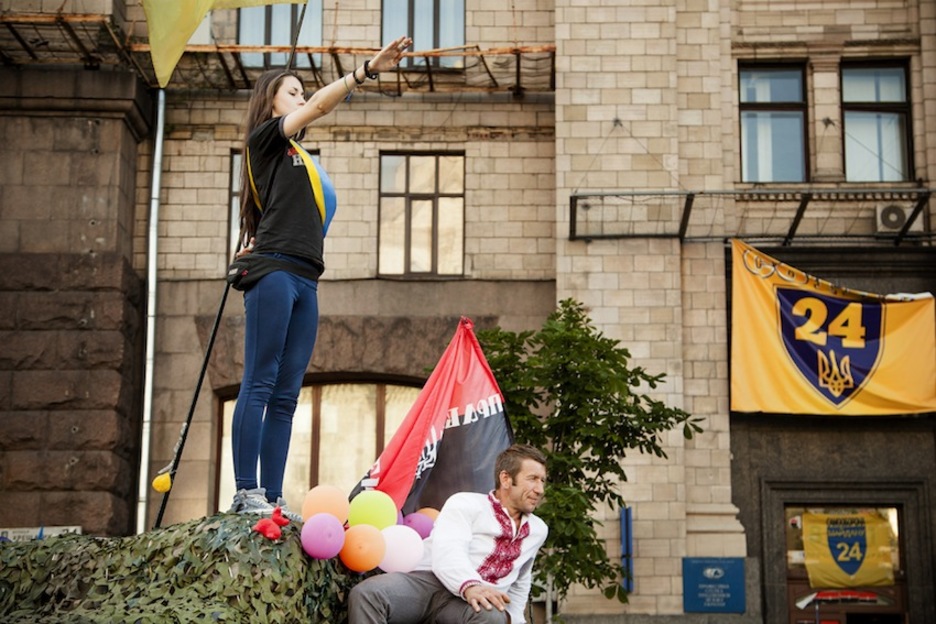 Joven de Pravy Sektor haciendo el saludo nazi. (Juan TEIXEIRA)