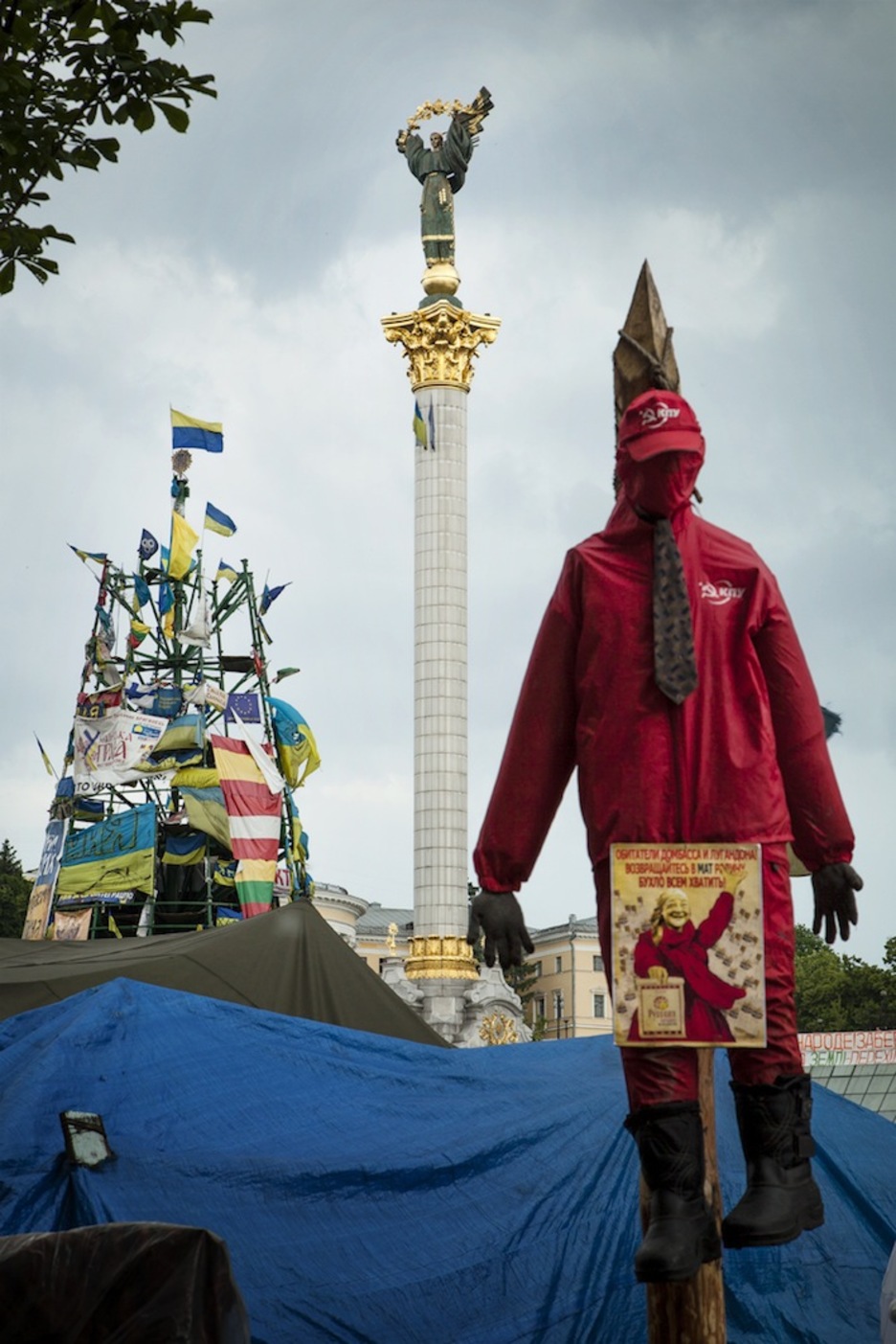 Muñeco ahorcado que representa al partido comunista. (Juan TEIXEIRA)