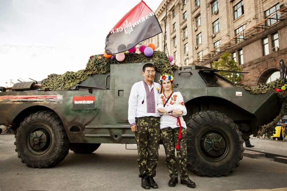 Una pareja de recién casados de Pravy Sektor. (Juan TEIXEIRA)