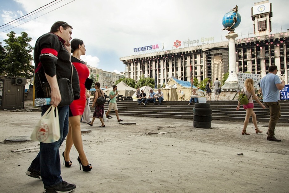 Una pareja de Pravy Sektor vestida con sus colores. (Juan TEIXEIRA)