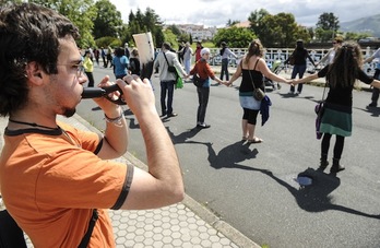 Cadena humana realizada el pasado sábado en el puente de Santiago, sobre el río Bidasoa. (Jagoba MANTEROLA / ARGAZKI PRESS)
