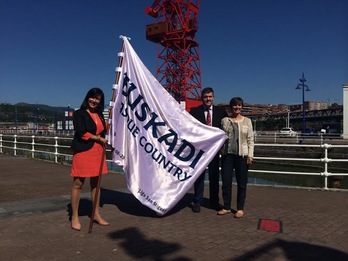 Los participantes en la presentación posan con la bandera que se entregará en Barcelona. (ligasanmiguel.com)