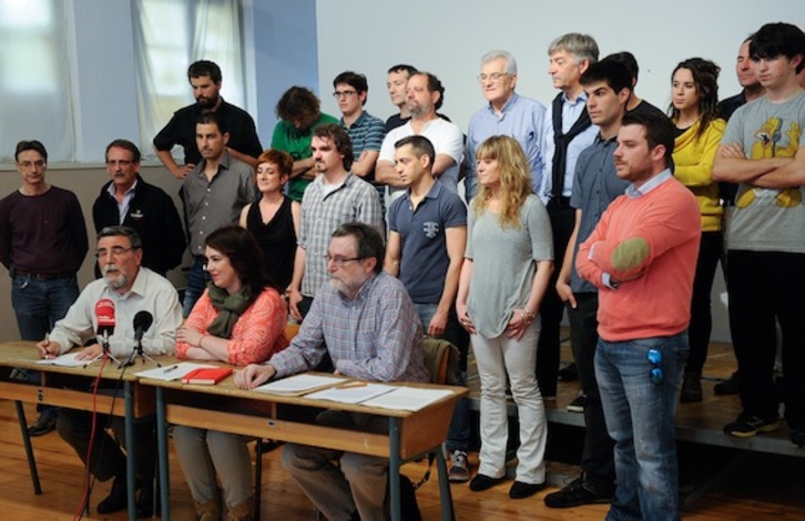 Rueda de prensa para convocar la manifestación del sábado. (Jagoba MANTEROLA/ARGAZKI PRESS)