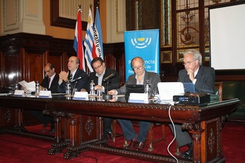 Paul Rios, de Lokarri; Lucía Topolansky, senadora y compañera de Pepe Mujica; y Alberto Spektorowsky, del GIC. (Beñat ZALDUA)