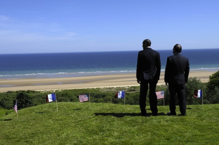 Obama y Hollande observan la playa de Omaha desde el cementerio de Colleville. (Alain JOCARD / AFP PHOTO) 