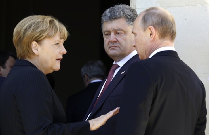 Angela Merkel, Petro Poroshenko y Vladimir Putin. (Regis DEVIGNAU/AFP PHOTO)