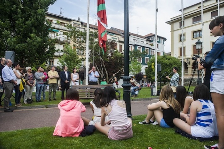 Homenaje a la ikurriña en Gernika. (Luis JAUREGIALTZO/ARGAZKI PRESS)