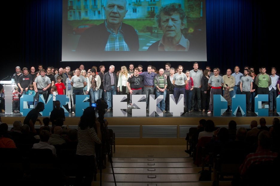 Gure Esku Dagok Ficoban egin zuen ekitaldia, 2013ko ekainaren 8an, giza katea aurkezteko. (Jon URBE/ARGAZKI PRESS) Gure Esku Dagok Ficoban egin zuen ekitaldia, 2013ko ekainaren 8an, giza katea aurkezteko. (Jon URBE/ARGAZKI PRESS)