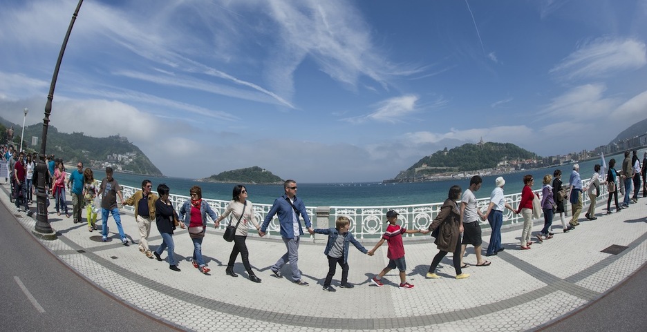 Donostian hiru giza kate egin ziren maiatzaren 10ean. (Jon URBE/ARGAZKI PRESS) Donostian hiru giza kate egin ziren maiatzaren 10ean. (Jon URBE/ARGAZKI PRESS)