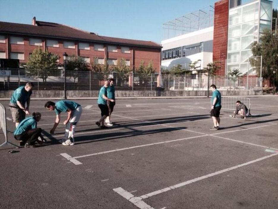 Lazkaon, ekitaldirako prestaketa lanak egiten. (NAIZ.INFO) Lazkaon, ekitaldirako prestaketa lanak egiten. (NAIZ.INFO)