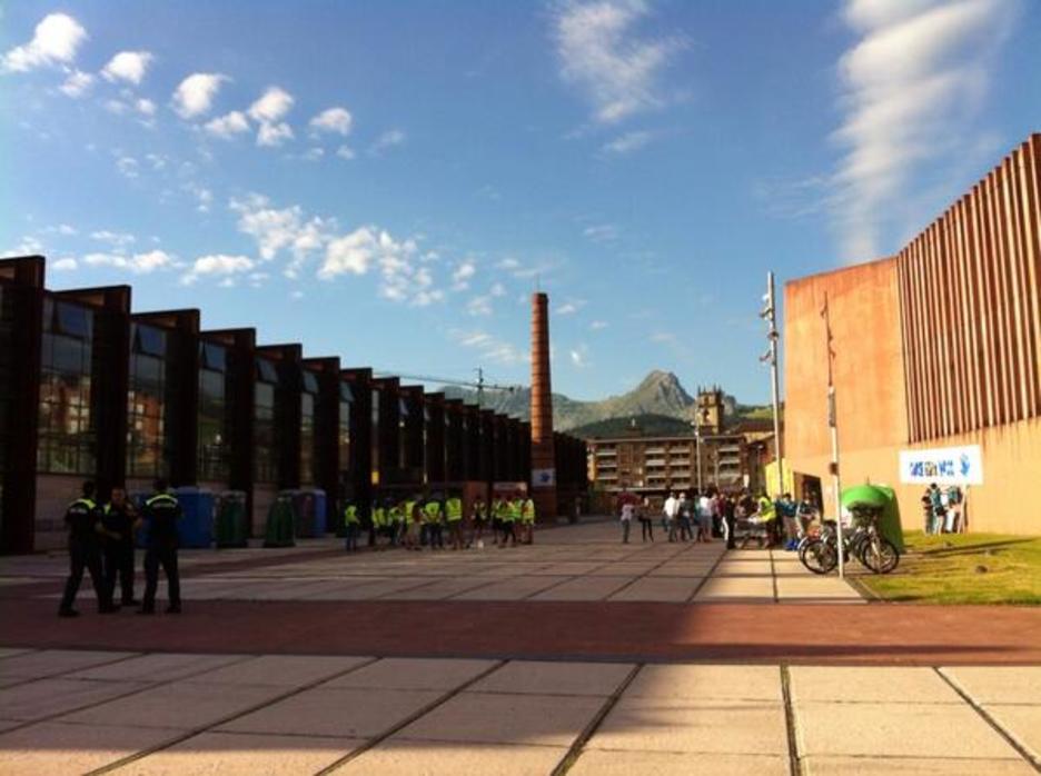 Landako gunea atontzen, dena ongi atera dadin. (NAIZ.INFO) Landako gunea atontzen, dena ongi atera dadin. (NAIZ.INFO)