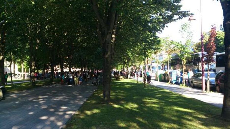 Zarauztarrak, autobusaren zain. (@Ane_Arruti) Zarauztarrak, autobusaren zain. (@Ane_Arruti)