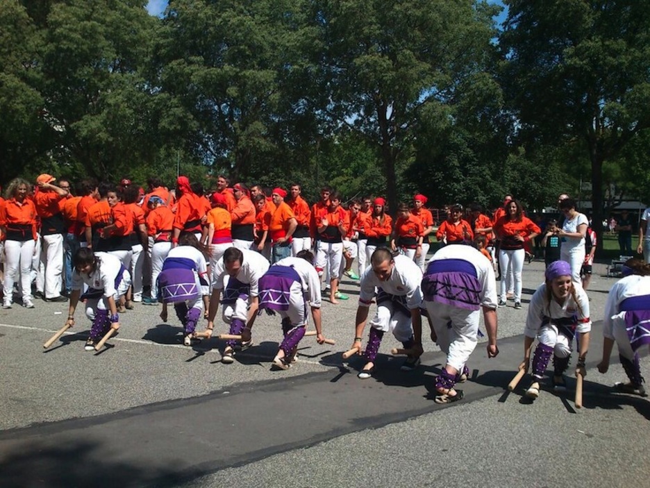 Bailarines catalanes en Iruñea. (@gara_miantzi) Bailarines catalanes en Iruñea. (@gara_miantzi)