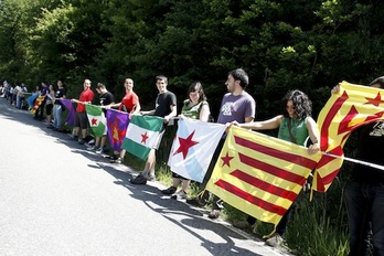La cadena humana, a su paso por Arbizu. (Joseba ZABALZA/ARGAZKI PRESS)