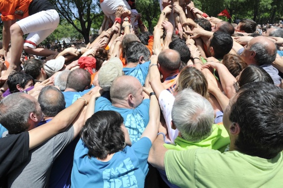 Gente unida para el ‘castell’ de Iruñea. (Idoia ZABALETA/ARGAZKI PRESS)