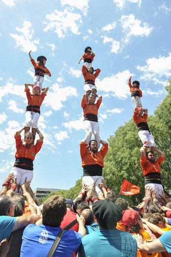 Los castellers de Sant Vicenç del Horts han formado un castell en Iruñea. (Idoia ZABALETA/ARGAZKI PRESS)