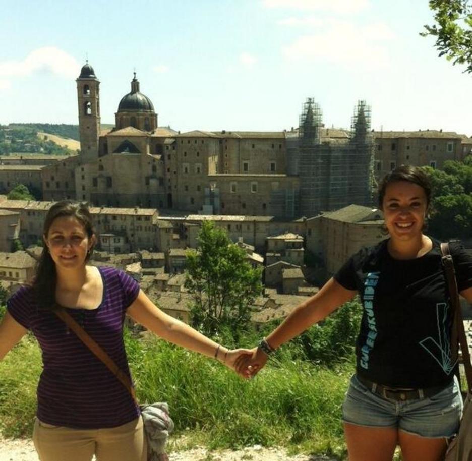 En Urbino, Italia, también han entrelazado sus manos por el derecho a decidir. (@Naimatxu)