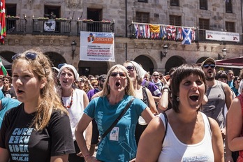 La Plaza de Bergara ha acogido uno de los actos del día. (Aritz LOIOLA / ARGAZKI PRESS)