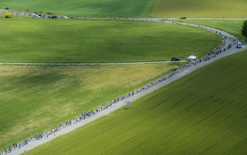 Esta imagen se repitió a lo largo de los 123 kilómetros que separan Durango e Iruñea. (Luis JAUREGIALTZO/ARGAZKI PRESS)