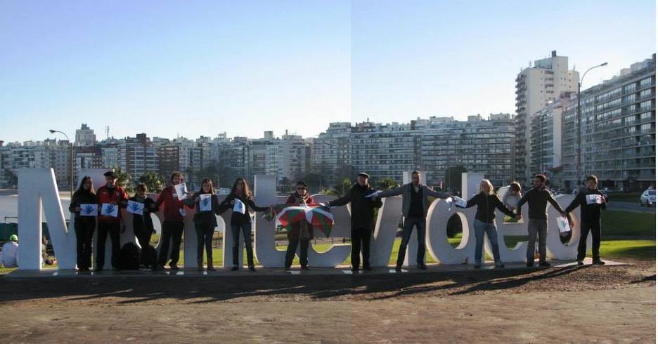 El director de GARA, Iñaki Soto, y el corresponsal Beñat Zaldua, se han sumado a la cadena humana desde Montevideo. (Gure Esku Dago)