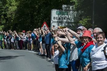 La cadena humana, a su paso por Lazkao. (Jon URBE / ARGAZKI PRESS)
