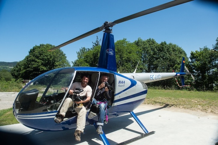 El cámara Iñigo Vázquez y el fotógrafo Luis Jauregialtzo, en el helicóptero contratado por Argazki Press. (ARGAZKI PRESS)elicóptero