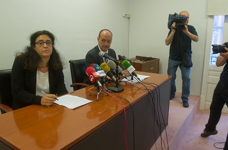 Maritxu Paulus y Alfonso Zenon, en la comparecencia de Bilbo. (Luis JAUREGIALTZO/ARGAZKI PRESS)