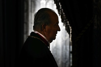 El rey español, Juan Carlos de Borbón, anunció su abdicación el 2 de junio. (Daniel OCHOA DE OLZA/AFP PHOTO)