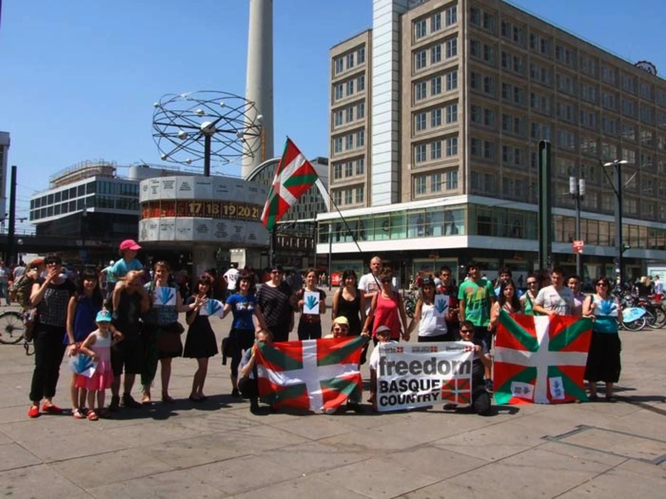 En Berlín, un nutrido grupo de vascos reclamó el derecho a decidir. (NAIZ.INFO)