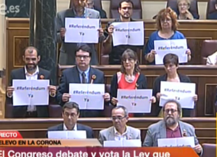 Los parlamentarios de Izquierda Plural han mostrado carteles a favor de un referéndum. (@iunida)