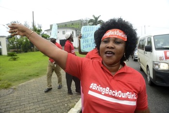 Una mujer protesta por la vuelta a casa de las niñas secuestradas por Boko Haram. (AFP PHOTO)