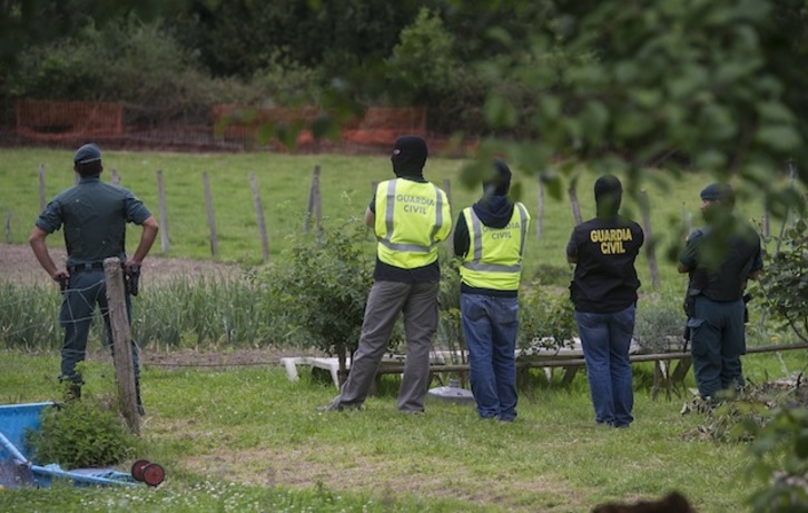 Agentes de la Guardia Civil, durante el registro del caserío de Madina. (Luis JAUREGIALTZO / ARGAZKI PRESS)
