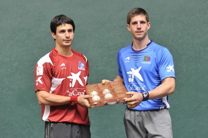 Retegi e Idoate, con el material para la semifinal de este sábado. (Idoia ZABALETA / ARGAZKI PRESS)