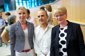 Josu Juaristi con Gabi Zimmer, presidenta de GUE-NGL, y Sanna Lepola, secretaria general de NGL. 