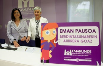 Izaskun Landaida y Ana Alberdi han presentado la campaña de Emakunde. (Raúl BOGAJO/ARGAZKI PRESS)