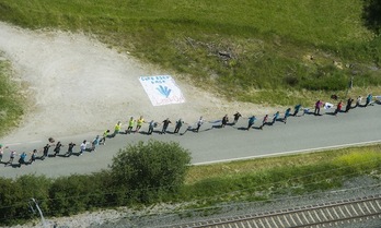 Giza katea, Uharte Arakiletik igarotzerakoan. (Luis JAUREGIALTZO/ARGAZKI PRESS)