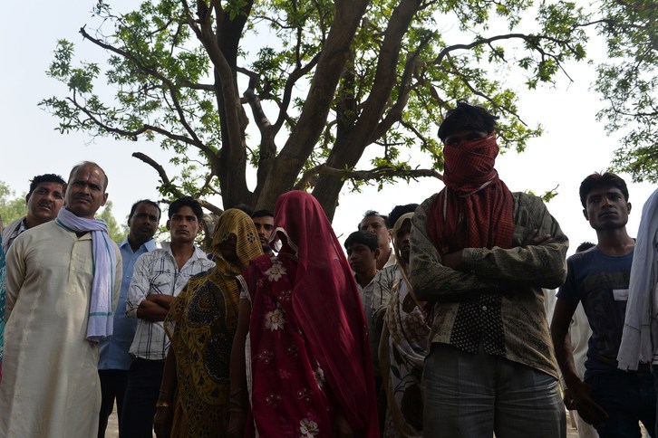 Familiares de dos de las jóvenes que fueron halladas ahorcadas en el estado de Uttar Pradesh. (Chandan KHANNA/AFP)
